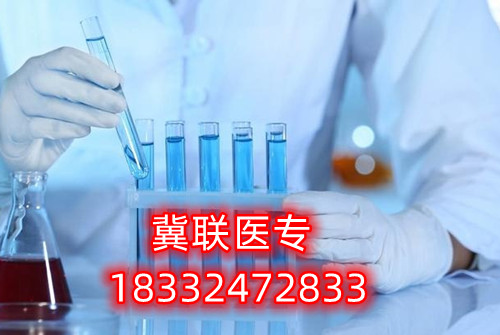 對(duì)于很多想要通過河北單招考試升學(xué)的家長和學(xué)生，往往感到為難的就是如何選擇大類方向。石家莊冀聯(lián)醫(yī)學(xué)中專學(xué)校單招升學(xué)熱門專業(yè)及院校推薦  石家莊冀聯(lián)醫(yī)學(xué)中專學(xué)校單招升學(xué)熱門專業(yè)及院校推薦  一方面是對(duì)大類招生政策的不了解，另一方面是感覺孩子太小，還不定性，盲目選擇怕將來孩子后悔。    考試七類是家長們眼中的熱門大類，護(hù)理是人氣最高的專業(yè)，優(yōu)秀院校：滄州醫(yī)學(xué)高等?？茖W(xué)校。下面于老師給大家介紹一下第七類醫(yī)藥衛(wèi)生(臨床醫(yī)學(xué)類專業(yè)除外)等所涉及專業(yè)。    單招考試第七類醫(yī)學(xué)類考試第七類：    醫(yī)藥衛(wèi)生(臨床醫(yī)學(xué)類專業(yè)除外)等所涉及專業(yè)    科目：語文150分+數(shù)學(xué)150分+化學(xué)100分+職業(yè)適應(yīng)性測(cè)試350分（1、我國當(dāng)前醫(yī)藥衛(wèi)生行業(yè)的特點(diǎn)和發(fā)展方向、醫(yī)藥衛(wèi)生行業(yè)的特點(diǎn)和工作內(nèi)容常識(shí);2、生活中常見的基本疾病預(yù)防知識(shí)和疫情防控知識(shí);3、國際、全國疾病防控宣傳日相關(guān)知識(shí);4、醫(yī)學(xué)專業(yè)相關(guān)的社會(huì)人文常識(shí)。）    牽頭院校：滄州醫(yī)學(xué)高等專科學(xué)校    推薦院校：河北化工醫(yī)藥職業(yè)技術(shù)學(xué)院、滄州醫(yī)學(xué)高等專科學(xué)校、邢臺(tái)健康醫(yī)學(xué)院、承德護(hù)理職業(yè)學(xué)院、廊坊衛(wèi)生職業(yè)學(xué)院、唐山職業(yè)技術(shù)學(xué)院、河北女子職業(yè)技術(shù)學(xué)院    熱門專業(yè)：護(hù)理、醫(yī)學(xué)檢驗(yàn)技術(shù)、醫(yī)學(xué)影像技術(shù)、助產(chǎn)、口腔醫(yī)學(xué)技術(shù)、心理咨詢、眼視光技術(shù)、藥學(xué)    2023年河北單招考試人數(shù)：約25300人    錄取率：58.47%    公辦錄取率：17.50%    大類解讀：熱門大類，男女生都可以報(bào)考，文理不限，專業(yè)技術(shù)性不強(qiáng)。      第七大類職業(yè)適應(yīng)性測(cè)試具體考試內(nèi)容：    1、我國當(dāng)前醫(yī)藥衛(wèi)生行業(yè)的特點(diǎn)和發(fā)展方向、醫(yī)藥衛(wèi)生行業(yè)的特點(diǎn)和工作內(nèi)容常識(shí)；    2、生物醫(yī)學(xué)基礎(chǔ)知識(shí)；    3、生活中常見的基本疾病預(yù)防知識(shí)和疫情防控知識(shí)；    4、國際、全國疾病防控宣傳日相關(guān)知識(shí)；    5、醫(yī)學(xué)專業(yè)相關(guān)的社會(huì)人文常識(shí)。      一、護(hù)理    就業(yè)方向：主要面向各級(jí)各類醫(yī)療衛(wèi)生系統(tǒng)和社區(qū)衛(wèi)生服務(wù)機(jī)構(gòu)，從事臨床護(hù)理、健康保健工作，就業(yè)度好。    二、醫(yī)學(xué)檢驗(yàn)技術(shù)    就業(yè)方向：主要面向各級(jí)醫(yī)院檢驗(yàn)科、血庫，各級(jí)疾病預(yù)防控制中心、血站、檢驗(yàn)檢疫、計(jì)劃生育服務(wù)等機(jī)構(gòu)，以及各種獨(dú)立實(shí)驗(yàn)室、醫(yī)學(xué)生物試劑生產(chǎn)經(jīng)營企業(yè)，從事醫(yī)學(xué)檢驗(yàn)等工作。    三、醫(yī)學(xué)影像技術(shù)    就業(yè)方向：主要面向各級(jí)醫(yī)療衛(wèi)生機(jī)構(gòu)及體檢中心等部門從事醫(yī)學(xué)影像工作。    四、助產(chǎn)    就業(yè)方向：主要面向各級(jí)綜合性醫(yī)院和婦幼保健院（所）、婦幼保健管理機(jī)構(gòu) ，以及孕婦學(xué)校、親子活動(dòng)中心和月嫂培訓(xùn)中心等社區(qū)婦幼保健機(jī)構(gòu)組織，從事助產(chǎn)、臨床護(hù)理、計(jì)劃生育和婦幼保健管理及服務(wù)等工作。  五、口腔醫(yī)學(xué)技術(shù)    就業(yè)方向：方向一∶口腔治療技術(shù)方向 主要面向各級(jí)口腔醫(yī)療機(jī)構(gòu)及口腔醫(yī)療相關(guān)機(jī)構(gòu)，在醫(yī)師助手、口腔咨詢等崗位群，從事口腔常見病和多發(fā)病的輔助治療與服務(wù)等工作。    方向二∶口腔修復(fù)工藝方向 主要面向口腔修復(fù)制作行業(yè)各級(jí)義齒加工企業(yè)、醫(yī)療機(jī)構(gòu)口腔技工室及口腔醫(yī)療相關(guān)機(jī)構(gòu)，在口腔修復(fù)、技術(shù)管理等崗位群，從事口腔修復(fù)體制作、技術(shù)管理與服務(wù)等工作。  石家莊冀聯(lián)醫(yī)學(xué)中等專業(yè)學(xué)校電話：0311-87368833； 18332472833（同微信）  石家莊冀聯(lián)醫(yī)學(xué)中專學(xué)?？焓痔?hào)：v18332472833